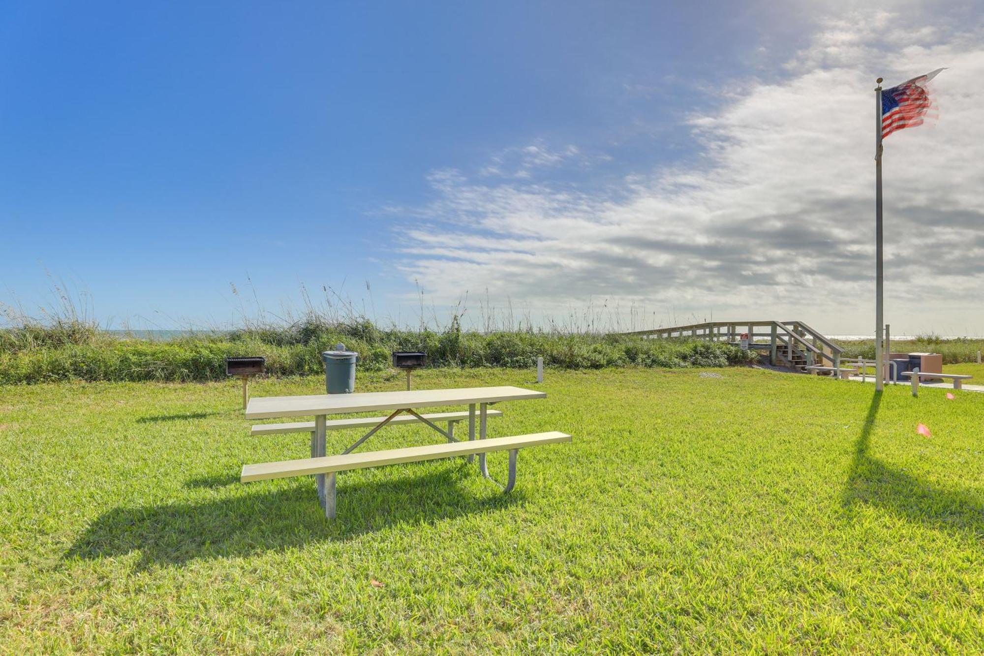 Central Cocoa Beach Condo With View, Steps To Beach! エクステリア 写真